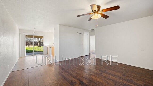 Building Photo - 3232 N Hedgewood Dr