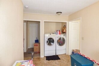 Building Photo - 3 bed 2 Bath Home Super Large Back Yard