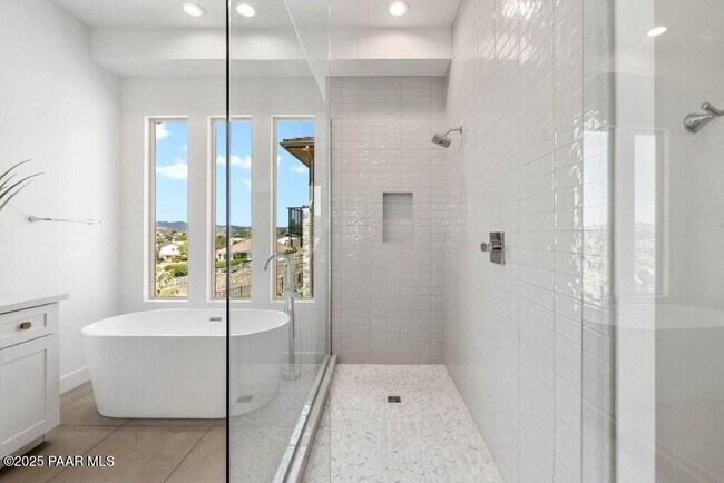 Building Photo - 1109 S Lakeview Dr