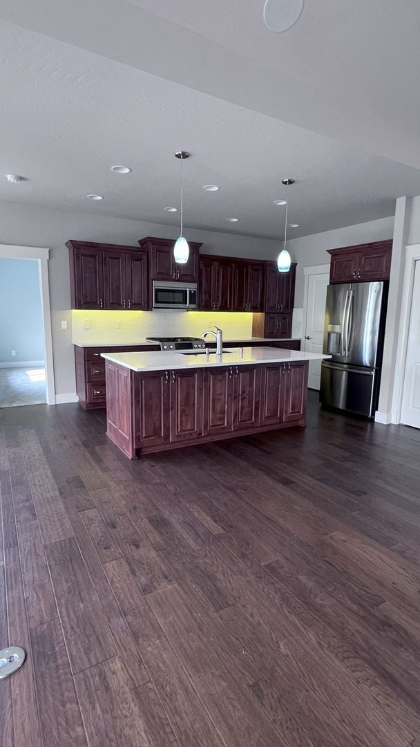 Building Photo - Beautiful Eagle Ridge Home -  $500 off mov...