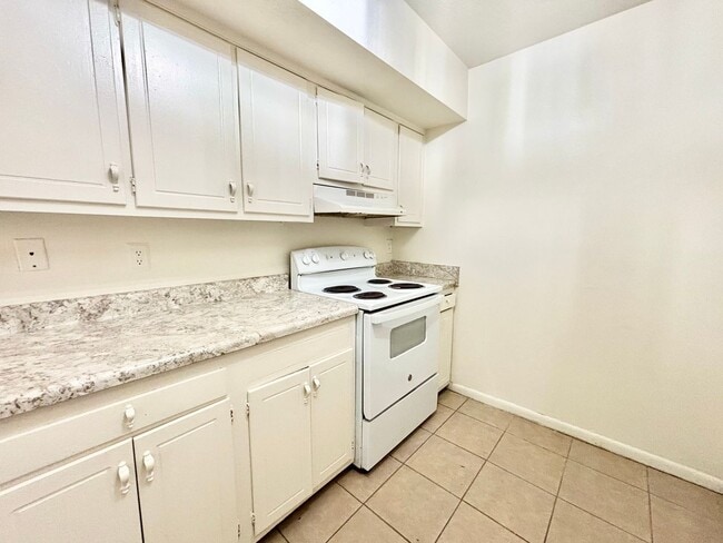 Building Photo - Cozy Townhome in Virginia Beach