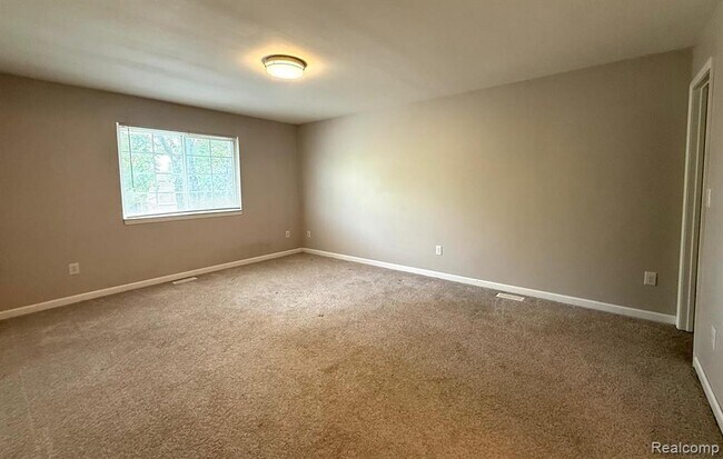 Building Photo - 1625 Lakewood Dr