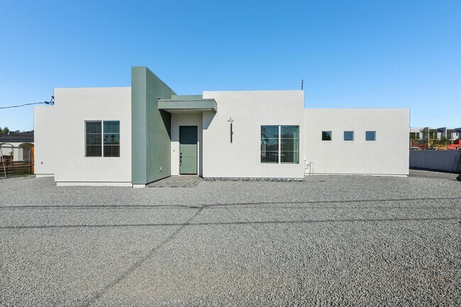 Primary Photo - 910 E Roma Ave