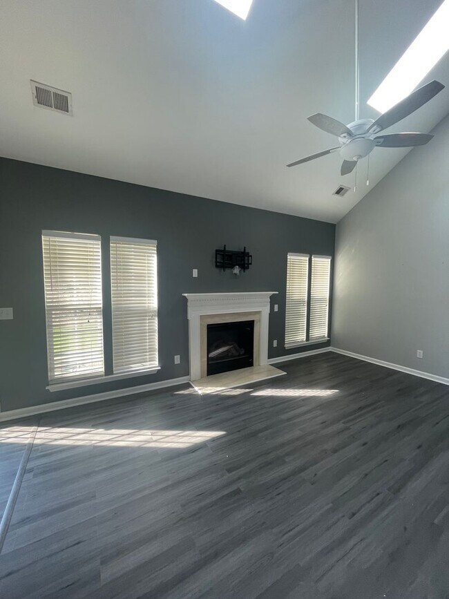 Building Photo - Lovely 3 Bedroom Home in Greer Near Gibb S...