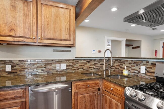 Building Photo - 6202 Hillston Dr