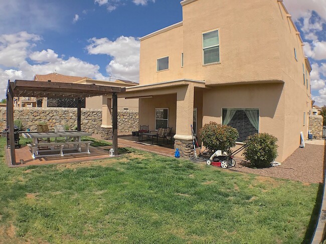 Building Photo - Gorgeous 3 bed REFRIG A/C home located in ...