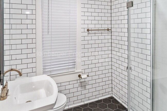 Building Photo - 3904 E 30th Ave