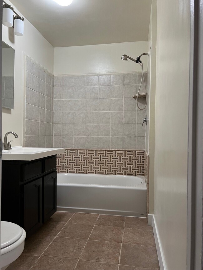 Building Photo - 2556 W Ramona Rd