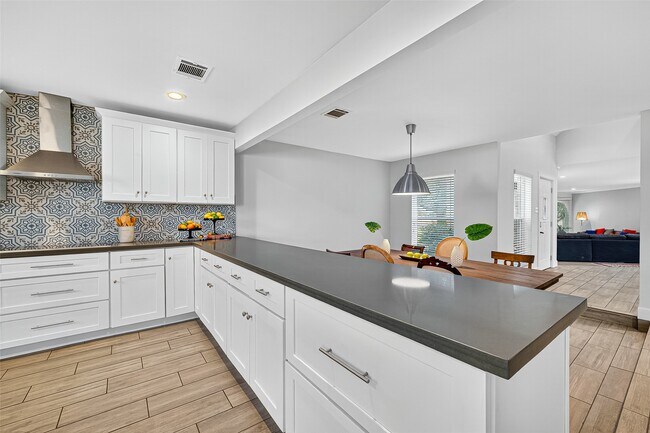 Building Photo - 818 Silvergate Dr