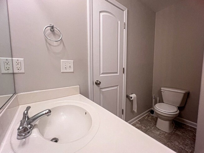 Building Photo - Lovely 2 bedroom 2 1/2 bathroom Townhome in Northeast Greensboro!