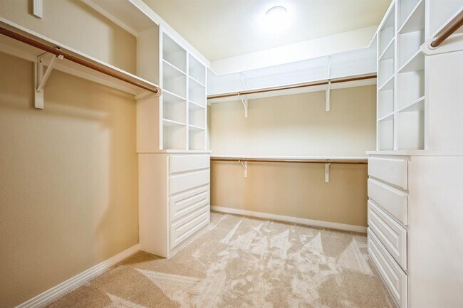 Building Photo - 9907 Spicewood Mesa