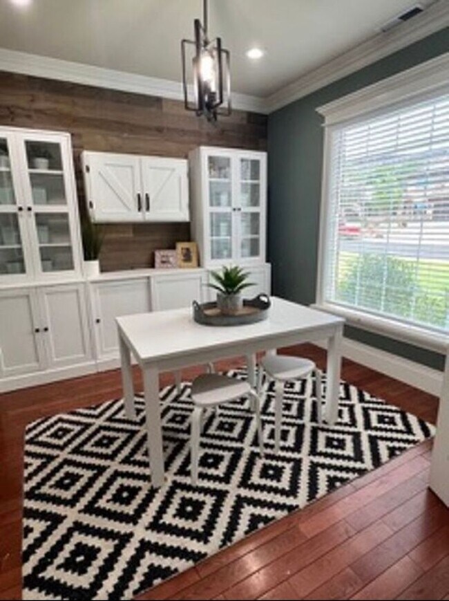 Building Photo - Beautiful, 6 Bedroom Home! 6 or 18 Month Lease!