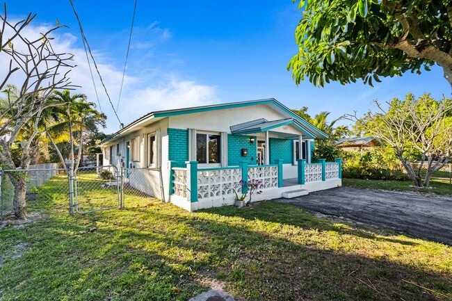 Building Photo - Comfortable Oakland Park Living - 3BR with Outdoor Space