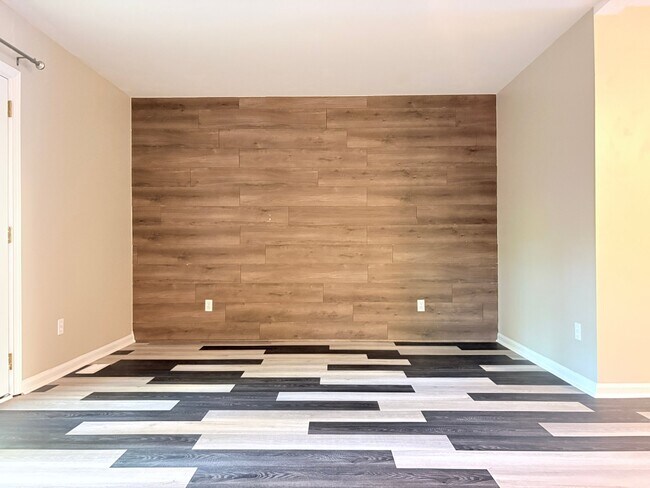Building Photo - 6813 Glendower Rd