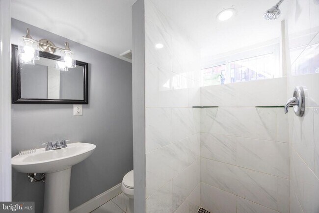 Building Photo - 10 N Ellwood Ave