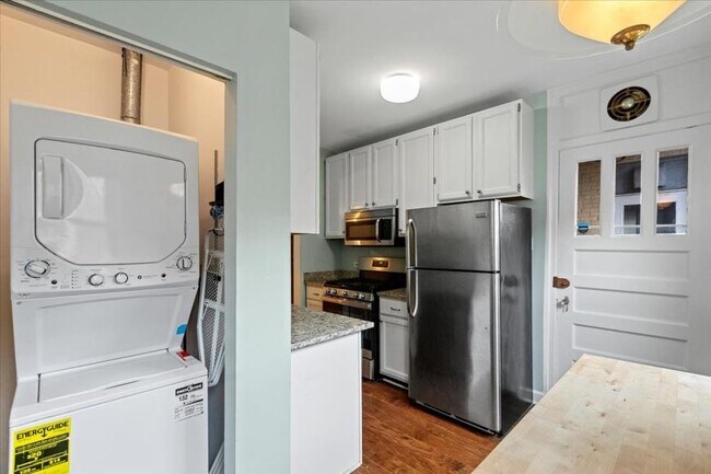 Building Photo - 2 bedroom in Chicago IL 60660