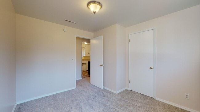 Building Photo - SeaTac rambler home -3 bedroom 1 bath with carport.  Fenced yard!!!  Available March 1st, 2026!