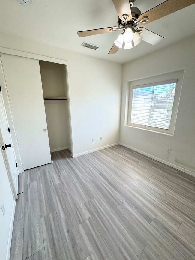 Building Photo - THREE BEDROOM TWO AND A HALF BATH POOL USE SEE VIDEO