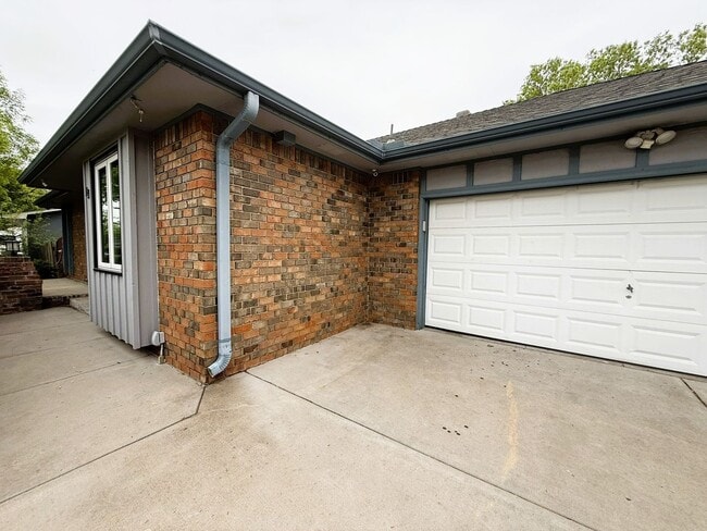 Building Photo - 4 bedroom home with 2 Garages, Finished Basement & Fenced Yard