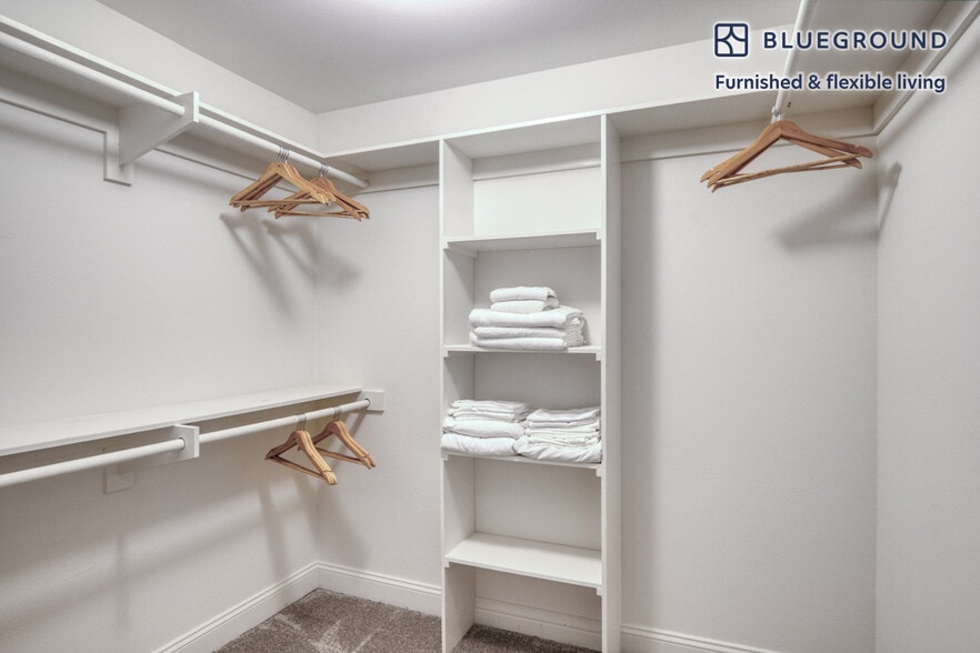 Building Photo - 5710 Crescent Prk E