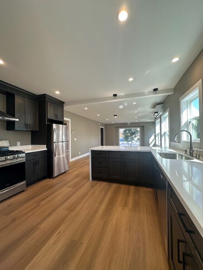 Building Photo - Beautifully Renovated Home in Oakland!