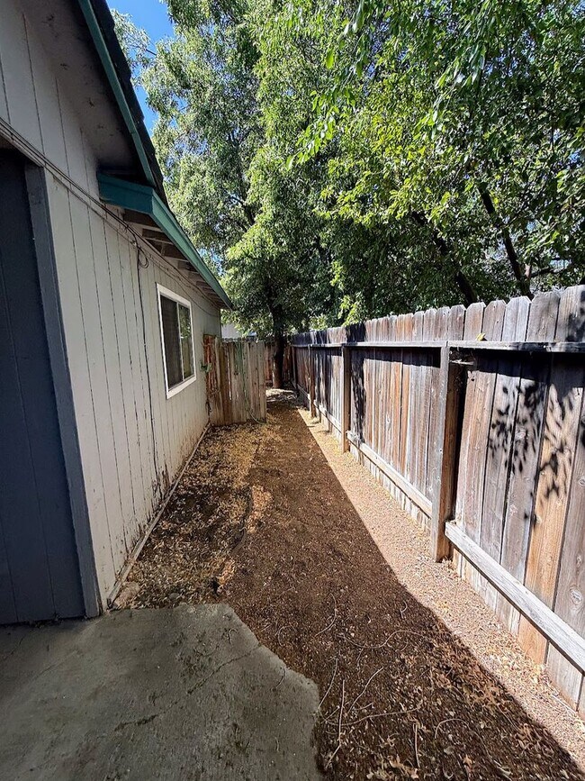 Building Photo - 1295 Alicia Cir