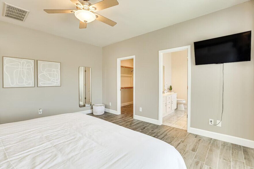 Building Photo - 11882 W Washington St