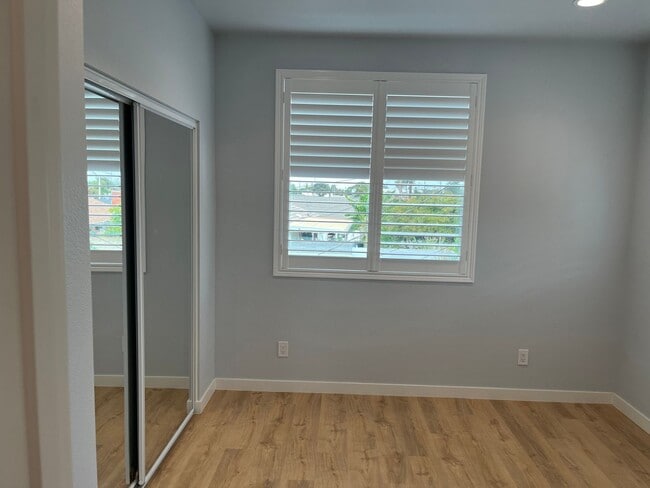 Building Photo - 3 Bedroom/ 3 Bathroom Home in Huntington B...