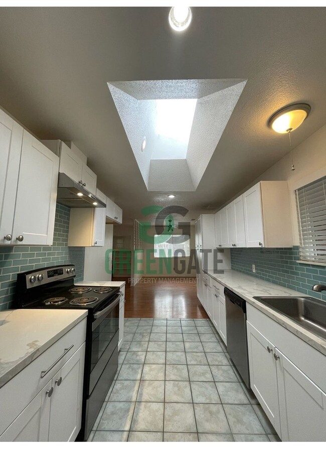 Building Photo - Spacious 4Bedroom 2Bath AVAILABLE NOW in Modesto!!