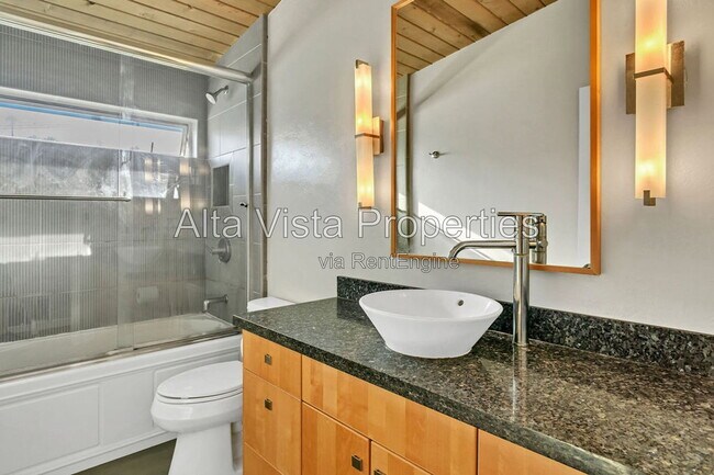 Building Photo - 2569 Loring St