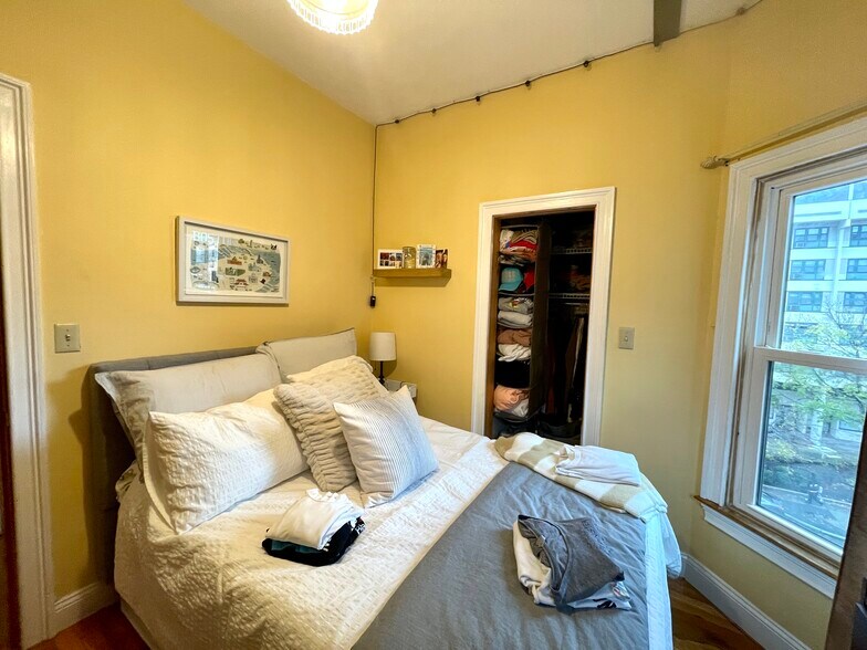 Building Photo - 1031 Tremont St