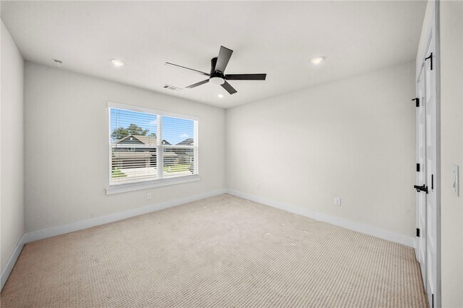 Building Photo - 951 Moksha St