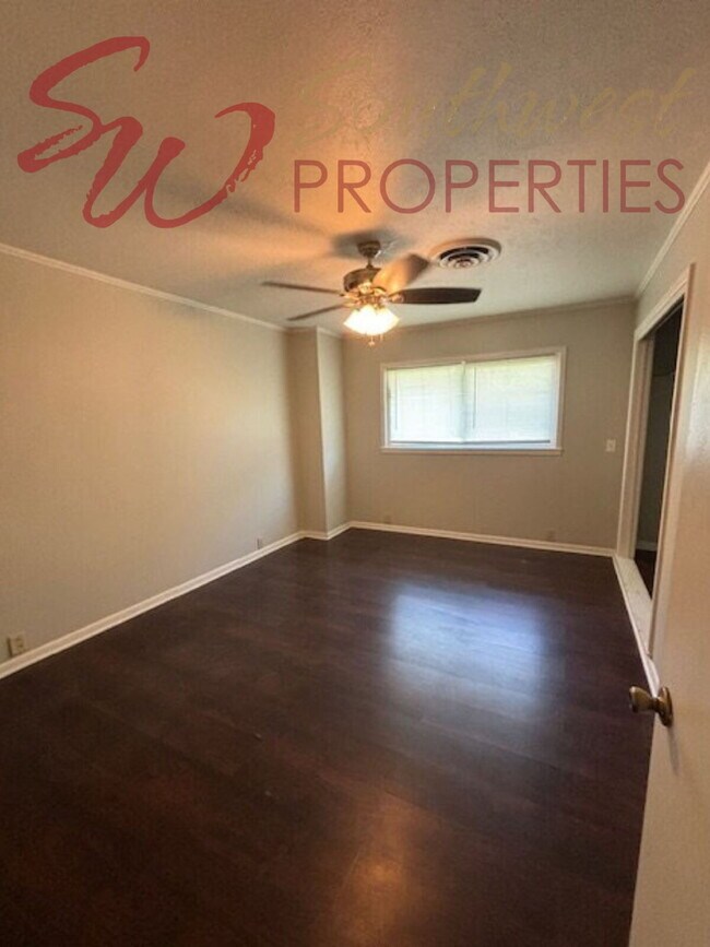 Building Photo - Spacious, bright updated 4 bedroom 3 bath close to campus!!