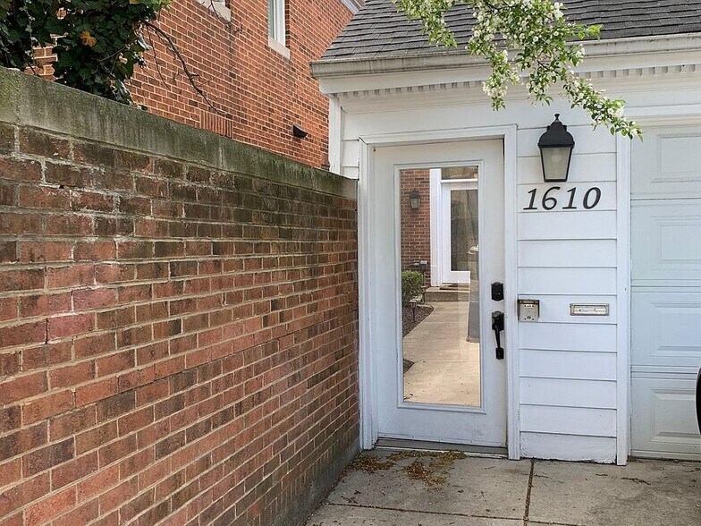 Private entrance and courtyard - 1610 N Larrabee St