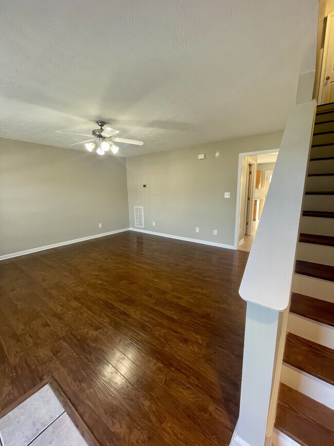 Building Photo - 1031 Middle View Dr