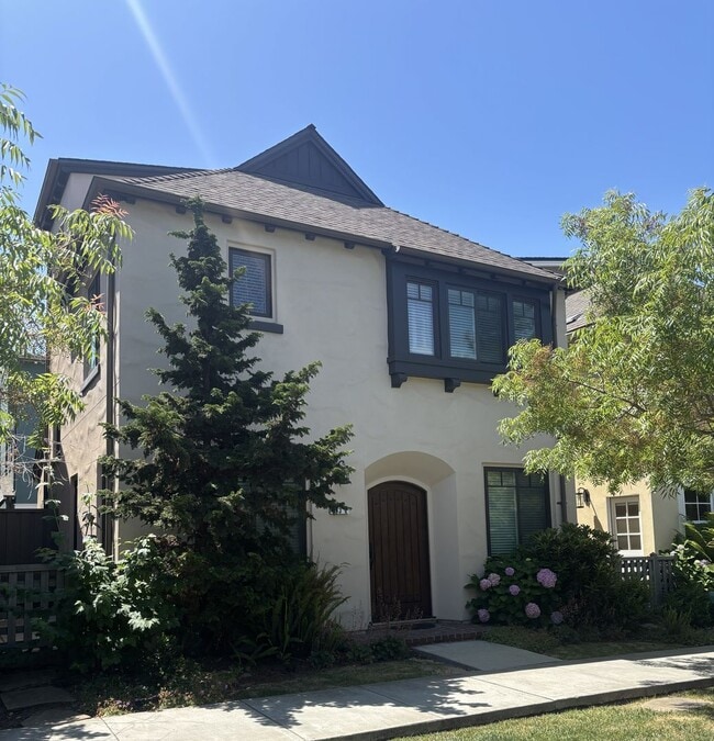 Building Photo - Pet Friendly 4 Bedroom 3.5 Bath Delightful...