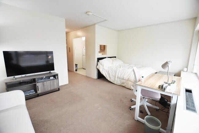 Building Photo - 555 E William St