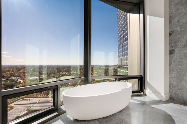 Building Photo - 211 Elm Ct