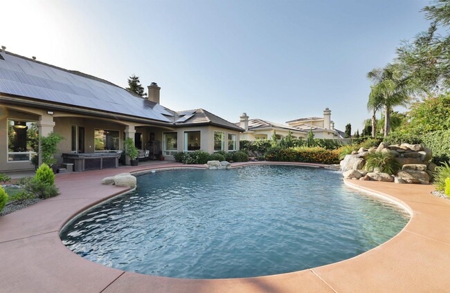 Building Photo - 2510 Tiverton Dr