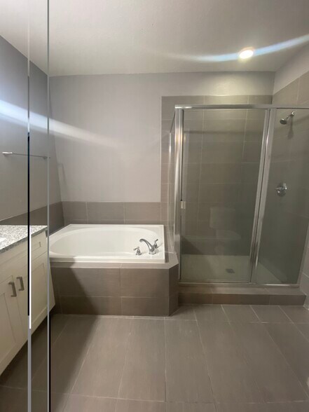 Building Photo - 16205 Enclave Village Dr