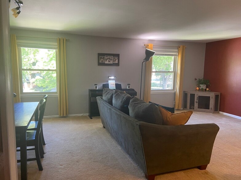 Living Room 17x20 - 11611 W Elmhurst Pky