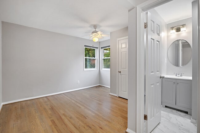Building Photo - 302 Taylor Ave