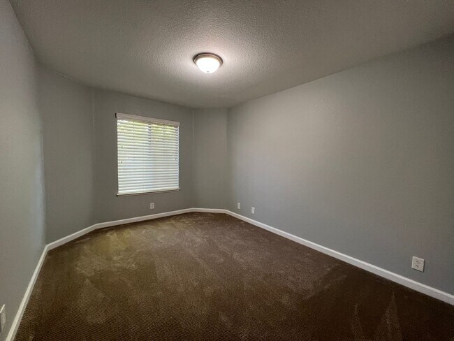 Building Photo - Beautiful 3 Bedroom Home in Roseville