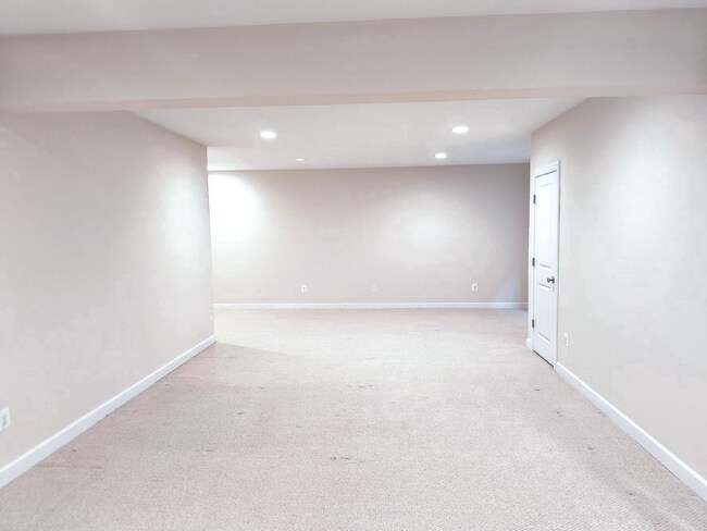 Building Photo - Luxurious Single-Family Home in Vibrant One Loudoun!