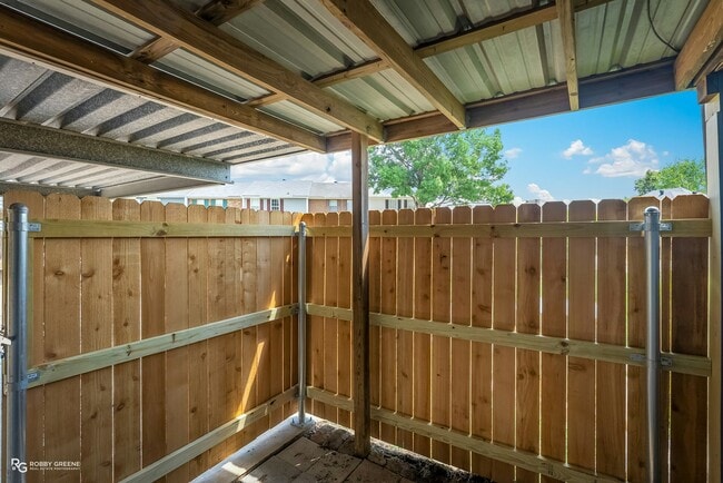Building Photo - 10142 Carlsbad Dr