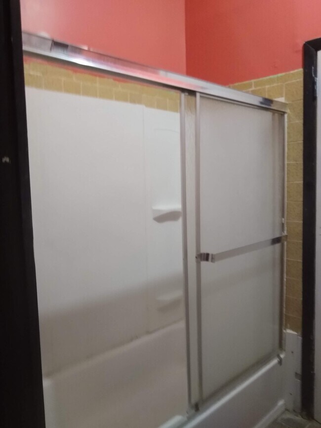 Tub-shower, 2nd Bath - 1422 13th Pl S