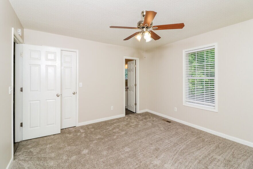 Building Photo - 425 River Trace Dr