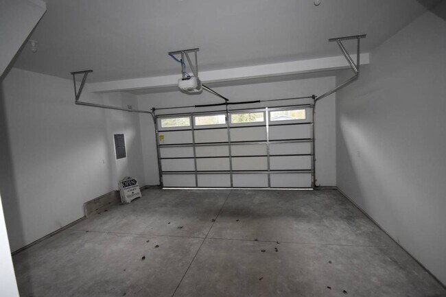 Building Photo - iscover this spacious 4-bedroom, 2.5-bath home in Lynden, WA