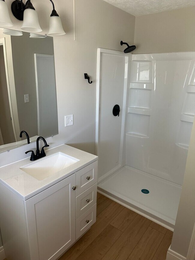 Building Photo - Move In Ready 2 Bedroom with Attached Garage!