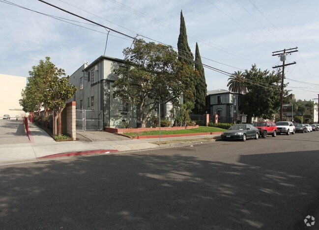 5405 - 5419 Fernwood Ave - Hollywood Garden Aartments